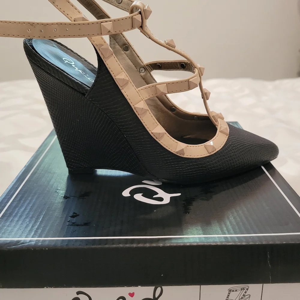 LIKE NEW- Qupid Pointed Toe Wedge Shoe - Picture 5 of 7